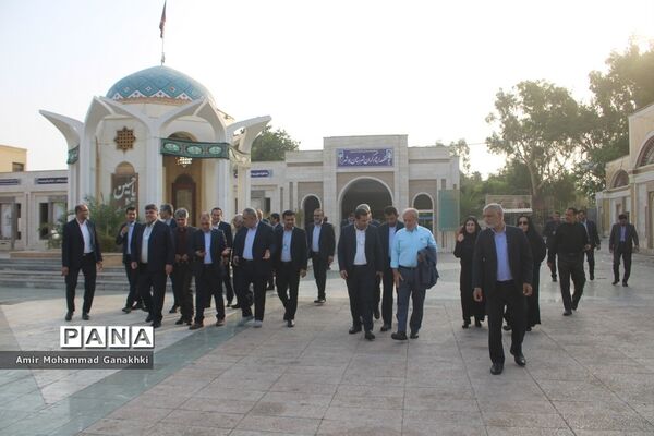 عطر افشانی و غبار روبی قبور مطهر شهدای فرهنگی و دانش‌آموز بوشهر