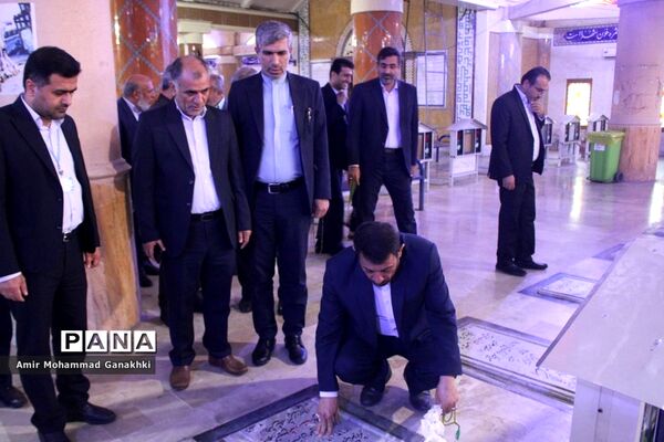 عطر افشانی و غبار روبی قبور مطهر شهدای فرهنگی و دانش‌آموز بوشهر