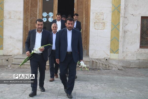 عطر افشانی و غبار روبی قبور مطهر شهدای فرهنگی و دانش‌آموز بوشهر