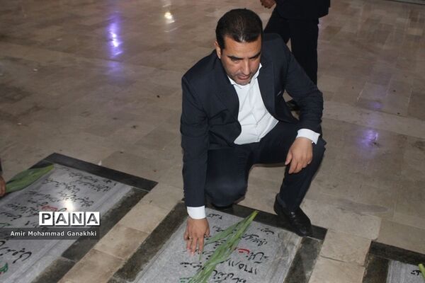 عطر افشانی و غبار روبی قبور مطهر شهدای فرهنگی و دانش‌آموز بوشهر