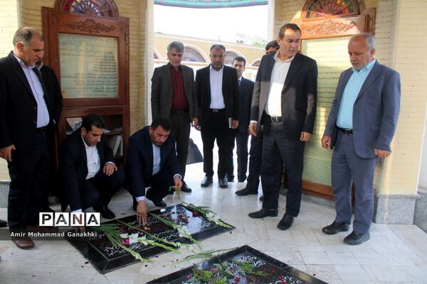 عطر افشانی و غبار روبی قبور مطهر شهدای فرهنگی و دانش‌آموز بوشهر