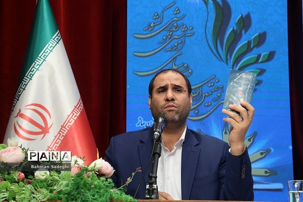 کلید حل مشکل آموزش‌وپرورش قوی‌شدن از درون و گذشته‌نگری برای آینده‌سازی است