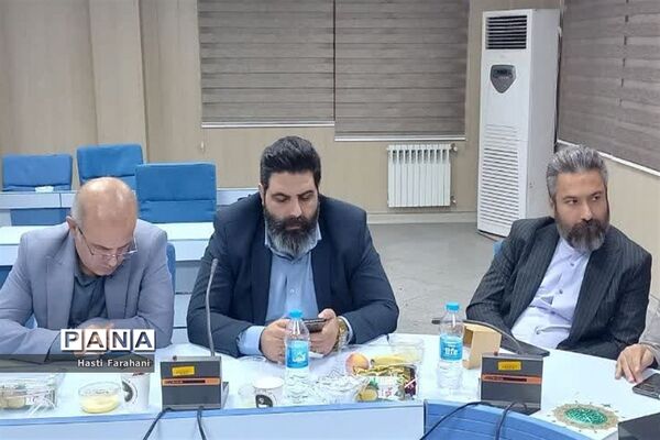 نشست صمیمانه فرماندار و بخشدار شهرستان‌قرچک با خبرنگاران و اصحاب رسانه