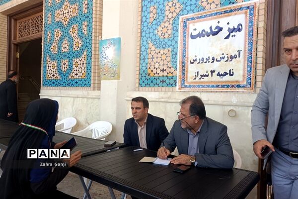 استقبال مردم از میز خدمت آموزش و پرورش فارس در حاشیه نماز جمعه