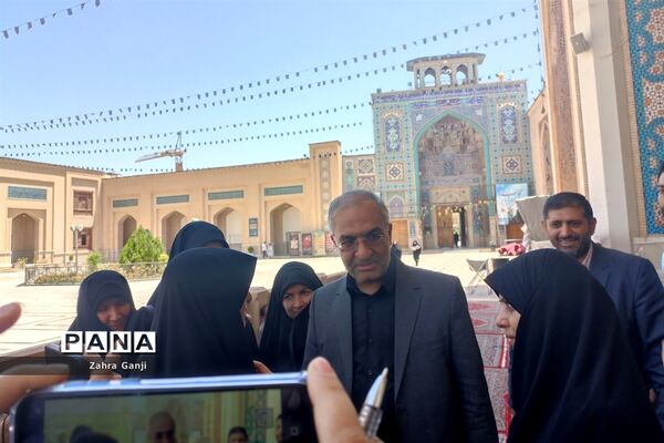 استقبال مردم از میز خدمت آموزش و پرورش فارس در حاشیه نماز جمعه