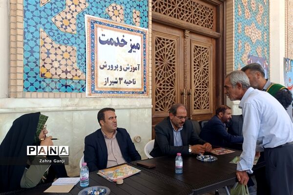 استقبال مردم از میز خدمت آموزش و پرورش فارس در حاشیه نماز جمعه