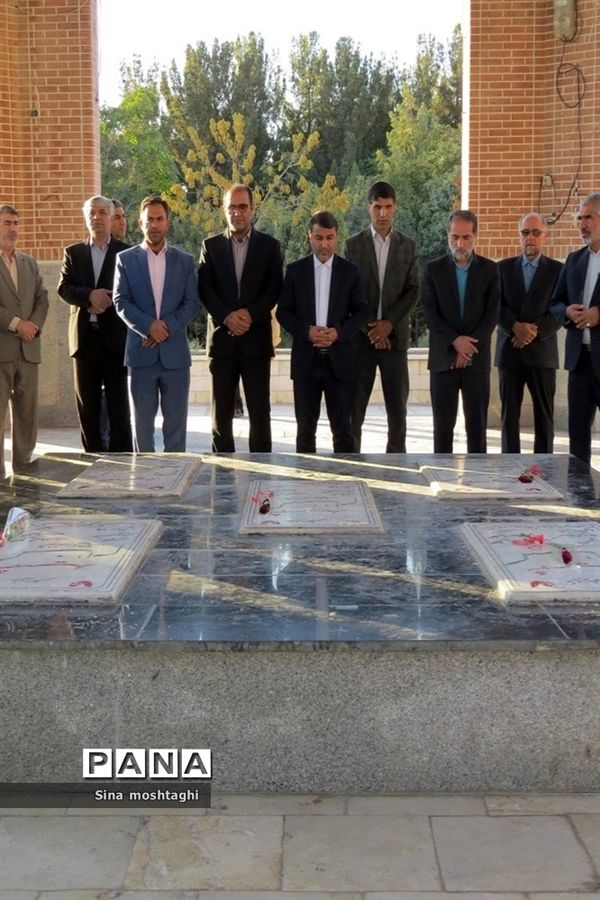 آیین عطر‌ افشانی و گل افشانی مزار شهدای مدافع حرم در شهرستان بجنورد