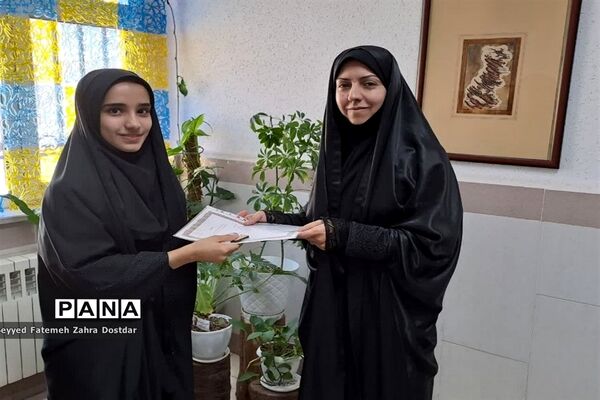 تجلیل مدیرکانون امام خمینی(ره) شهرستان سمنان از خبرنگاران پانا