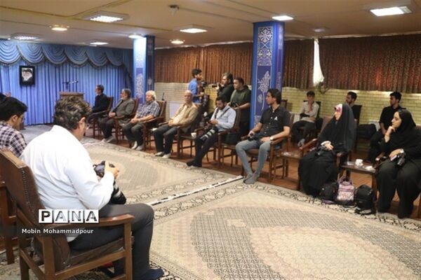 دیدار جمعی از عکاسان با نماینده ولی فقیه در آذربایجان شرقی