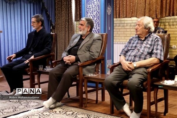 دیدار جمعی از عکاسان با نماینده ولی فقیه در آذربایجان شرقی