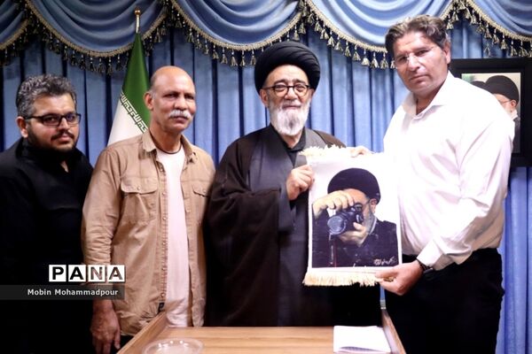 دیدار جمعی از عکاسان با نماینده ولی فقیه در آذربایجان شرقی