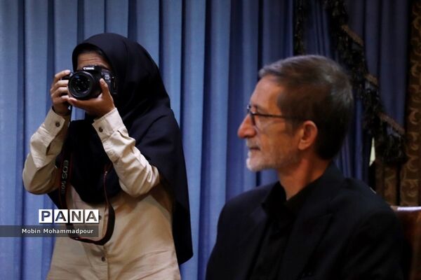 دیدار جمعی از عکاسان با نماینده ولی فقیه در آذربایجان شرقی