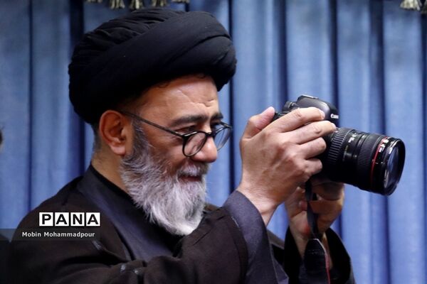 دیدار جمعی از عکاسان با نماینده ولی فقیه در آذربایجان شرقی