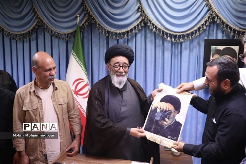 دیدار جمعی از عکاسان با نماینده ولی فقیه در آذربایجان شرقی