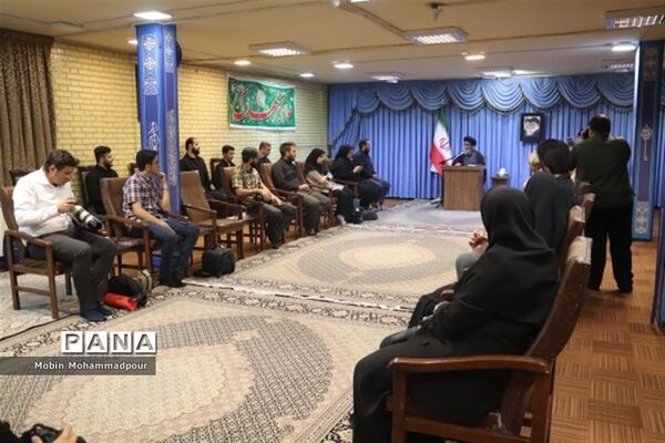 دیدار جمعی از عکاسان با نماینده ولی فقیه در آذربایجان شرقی