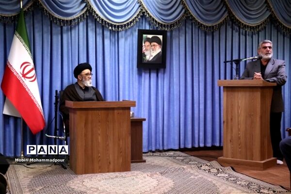دیدار جمعی از عکاسان با نماینده ولی فقیه در آذربایجان شرقی