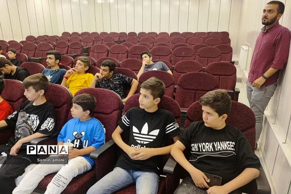 برگزاری کارگاه‌های معرفتی و مذهبی در اردوی مثبت‌دهه هشتادیا در رودهن