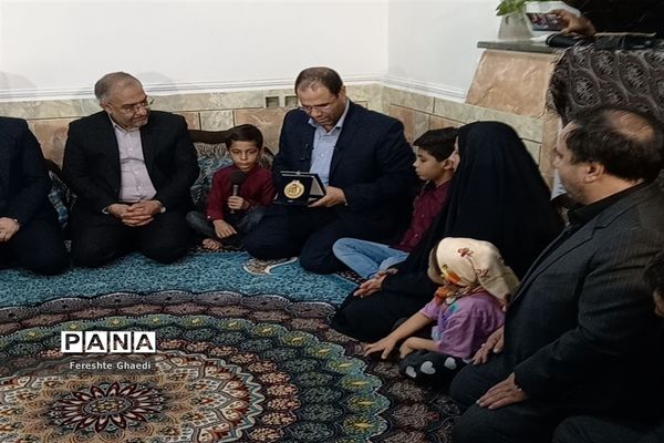 حضور وزیرآموزش و پرورش در منزل دانش‌آموز شجاع حادثه تروریستی شاهچراغ (ع)