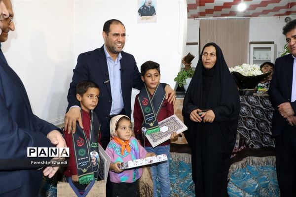 حضور وزیرآموزش و پرورش در منزل دانش‌آموز شجاع حادثه تروریستی شاهچراغ (ع)