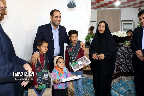 حضور وزیرآموزش و پرورش در منزل دانش‌آموز شجاع حادثه تروریستی شاهچراغ (ع)
