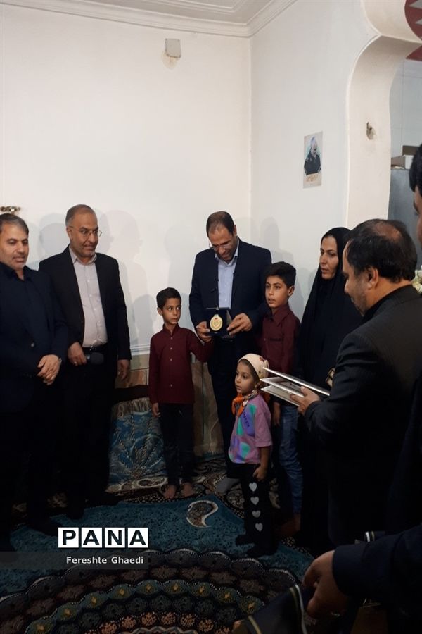 حضور وزیرآموزش و پرورش در منزل دانش‌آموز شجاع حادثه تروریستی شاهچراغ (ع)