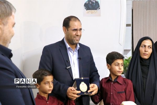 حضور وزیرآموزش و پرورش در منزل دانش‌آموز شجاع حادثه تروریستی شاهچراغ (ع)