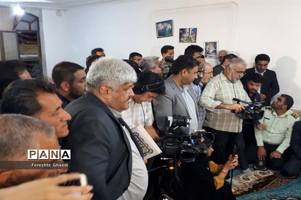 حضور وزیرآموزش و پرورش در منزل دانش‌آموز شجاع حادثه تروریستی شاهچراغ (ع)