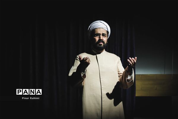 اجرای نمایش (آ شِیخ محمد خیابانی) در صحنه