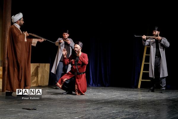 اجرای نمایش (آ شِیخ محمد خیابانی) در صحنه