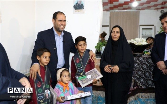 اهدای نشان شجاعت سازمان دانش‌آموزی به نونهالان شجاع حادثه تروریستی شاهچراغ‌