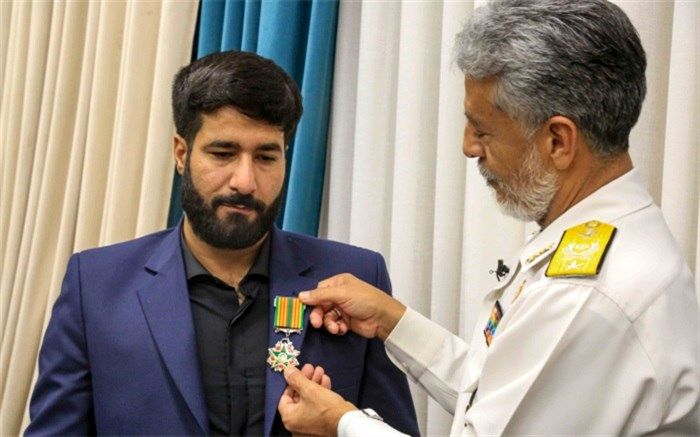نشان فداکاری ارتش به فرزاد بادپا خادم حرم شاهچراغ (ع) اهدا شد