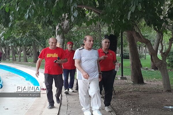 ورزش همگانی با حضور جمعی از مردم در بوستان ملت مشهد
