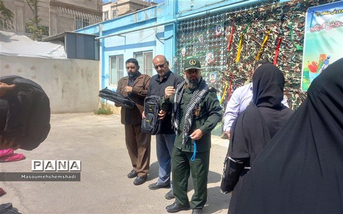 مواسات و همدلی با دانش‌آموزان با اهدای لوازم التحریر
