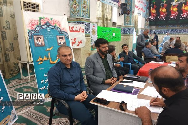 برپایی میز خدمت در مصلی نماز جمعه بهبهان به مناسبت هفته دولت