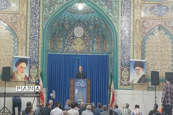 اقامه نماز جمعه با حضور مدیر کل آموزش و پرورش استان اصفهان