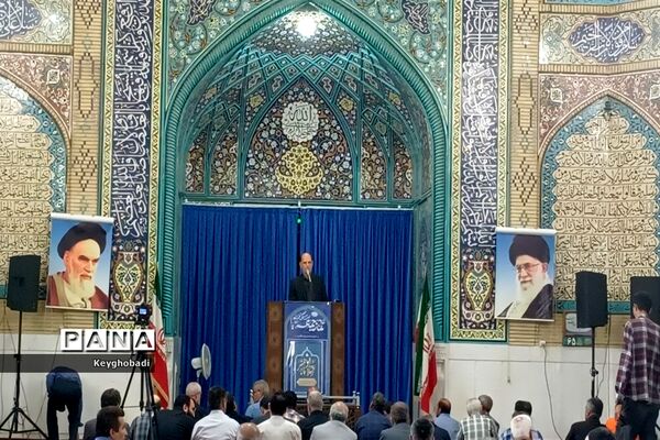 اقامه نماز جمعه با حضور مدیر کل آموزش و پرورش استان اصفهان