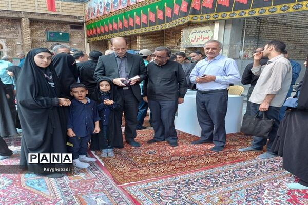 اقامه نماز جمعه با حضور مدیر کل آموزش و پرورش استان اصفهان