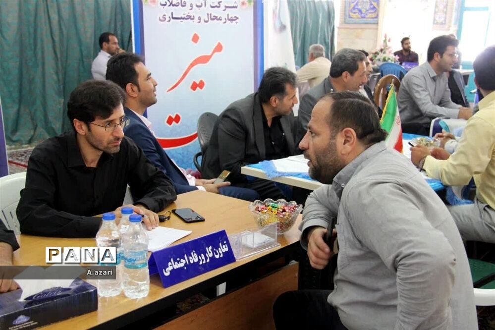 میزخدمت ادارات در میعادگاه نماز جمعه شهرکرد