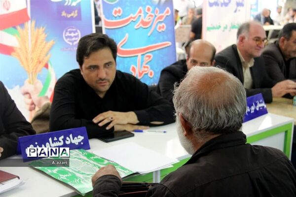 میزخدمت ادارات در میعادگاه نماز جمعه شهرکرد
