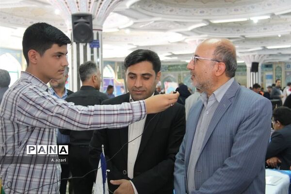 میزخدمت ادارات در میعادگاه نماز جمعه شهرکرد