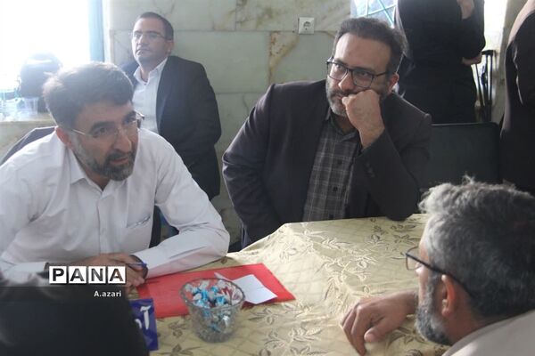 میزخدمت ادارات در میعادگاه نماز جمعه شهرکرد