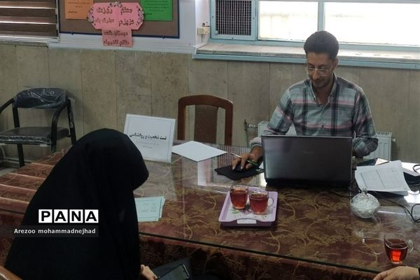 حضور داوطلبان انتخاب رشته کنکور ۱۴٠۲ در پایگاه انتخاب رشته آموزش و پرورش شهرستان قرچک