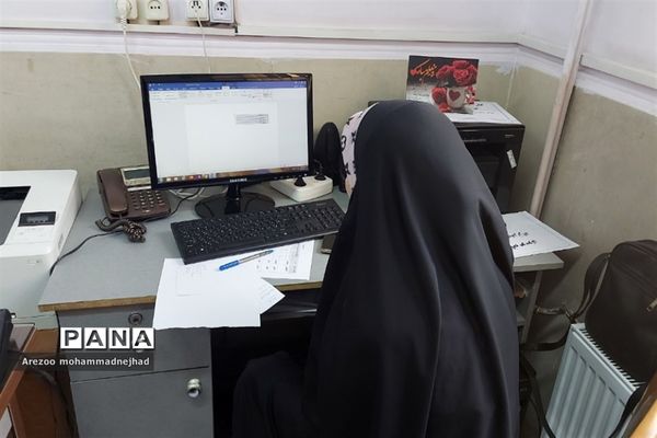 حضور داوطلبان انتخاب رشته کنکور ۱۴٠۲ در پایگاه انتخاب رشته آموزش و پرورش شهرستان قرچک