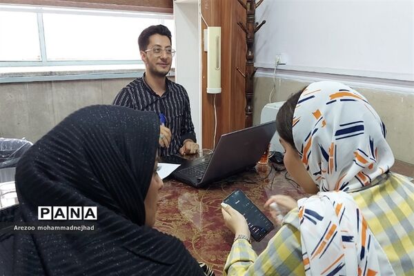 حضور داوطلبان انتخاب رشته کنکور ۱۴٠۲ در پایگاه انتخاب رشته آموزش و پرورش شهرستان قرچک
