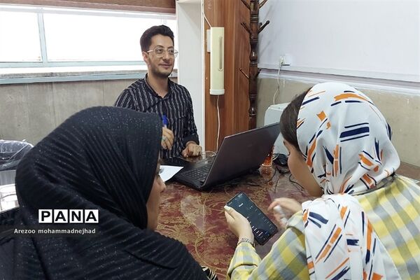 حضور داوطلبان انتخاب رشته کنکور ۱۴٠۲ در پایگاه انتخاب رشته آموزش و پرورش شهرستان قرچک