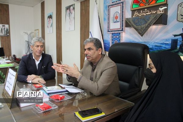 نشست معاون پرورشی و فرهنگی آموزش و پرورش استان بوشهر با دانش‌آموزان دبیرستان جواد الائمه