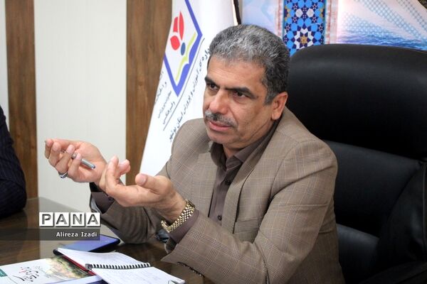 نشست معاون پرورشی و فرهنگی آموزش و پرورش استان بوشهر با دانش‌آموزان دبیرستان جواد الائمه