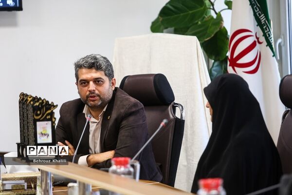 رونمایی از کتاب «با سفیران دهه 60» و همچنین پوستر «پویش کتاب‌زی»
