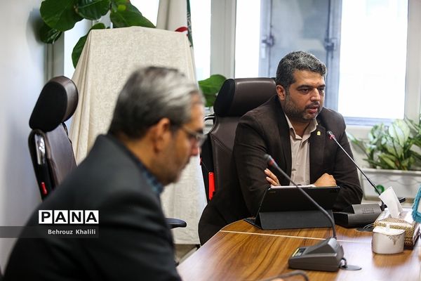 رونمایی از کتاب «با سفیران دهه 60» و همچنین پوستر «پویش کتاب‌زی»