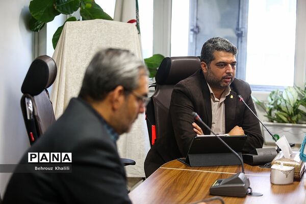 رونمایی از کتاب «با سفیران دهه 60» و همچنین پوستر «پویش کتاب‌زی»